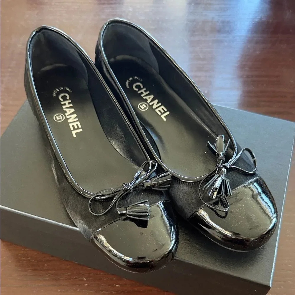 NEW CHANEL Black Flats with Logo Detail 38.5
